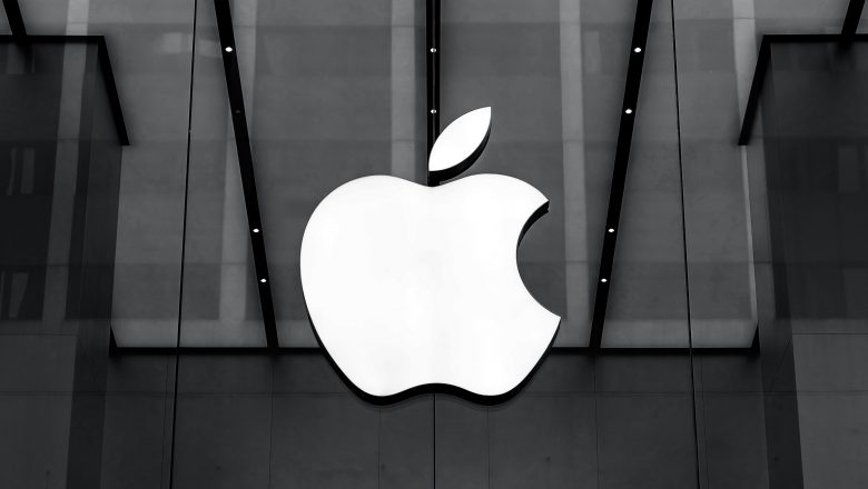 Apple becomes first US company to be valued at $2 trillon