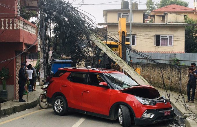 मापसे गरी चलाएको कार मण्डिखाटारमा दुर्घटना, गाडीले हानेर भाँचियो बिजुलीको पोल