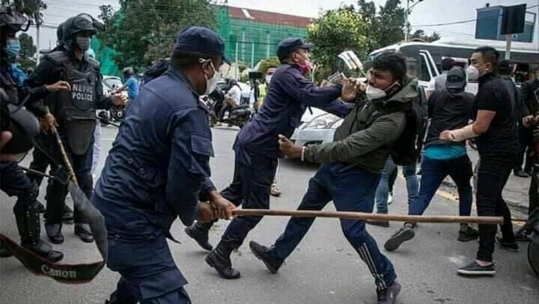 प्रहरीबाट कुटिएका युवकको प्रश्न : ओलीको पक्षमा प्रदर्शन गर्न पाइने, कुलमानको पक्षमा नपाइने ?