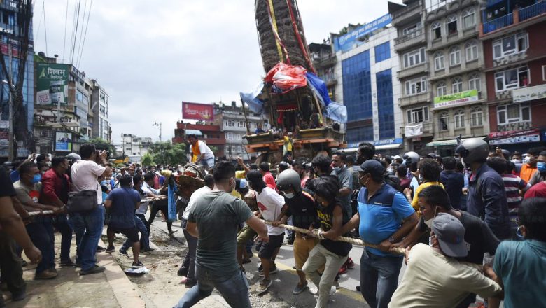 भीड हटाउन पानीको फोहोरा, पुल्चोकमा ढुंगा हानाहान