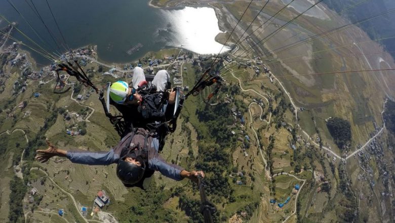 पोखराको ‘सस्तो’ प्याराग्लाइडिङ : आन्तरिक पर्यटकको घुइँचो