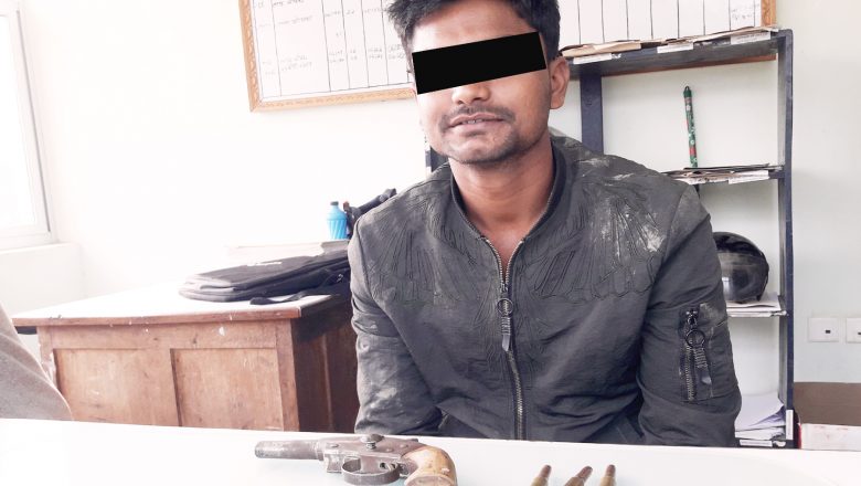 पेस्तोल धारी युवक छठ घाटमा पक्राउ