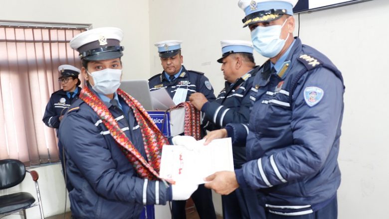 घुस अस्वीकार गर्ने १८ जना ट्राफिक प्रहरी सम्मानित