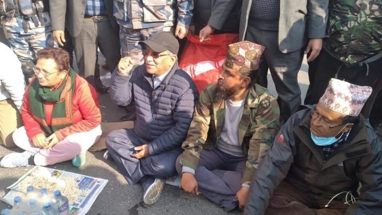 बन्द सफल पार्न ‘ चिउरा – पानि’ लिएर सडकमा प्रचण्ड