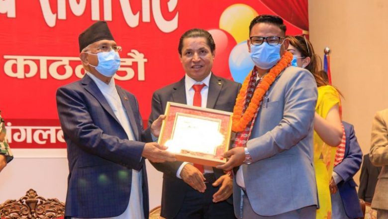 शिक्षासेवी विशेष सम्मान बाट मनास्लु वल्र्ड कलेजका अध्यक्ष लामा सम्मानित
