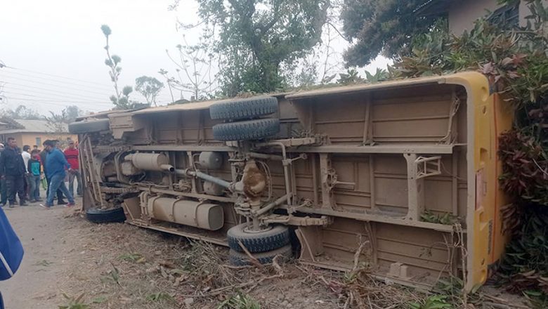 दाङमा स्कुल बस दुर्घटना : एक छात्राको मृत्यु, २२ जना घाइते