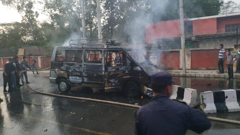अनियन्त्रित गाडी डिभाइडरमा ठोक्किदा आगो लाग्यो, दुई जना घाइते