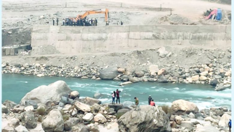 नेपाली भूमी मिच्दै भारतको एकतर्फी तटबन्ध : आज पनि संयुक्त टोलीले अध्ययन गर्दै