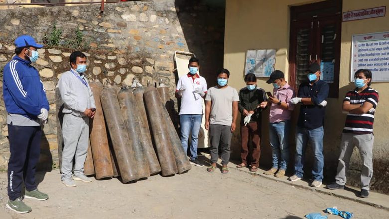 फेसबुकबाट पैसा उठाएर युवाले दिए अस्पताललाई अक्सिजन सिलिन्डर