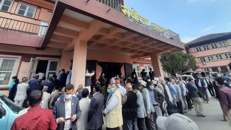 सर्वोच्चले लामबद्ध सांसदको फोटो खिचेर राख्यो रेकर्ड