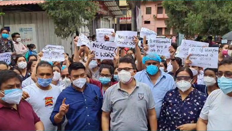 स्वास्थ्यकर्मी कुटपिटको विरोधमा भेरी अस्पतालमा बिहानैदेखि प्रदर्शन