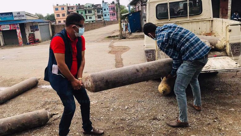 कोरोनाविरूद्ध लड्ने दंगाली काइदा: कोही अक्सिजन जोहो गर्दै, कोही नि:शुल्क मास्क बाँड्दै