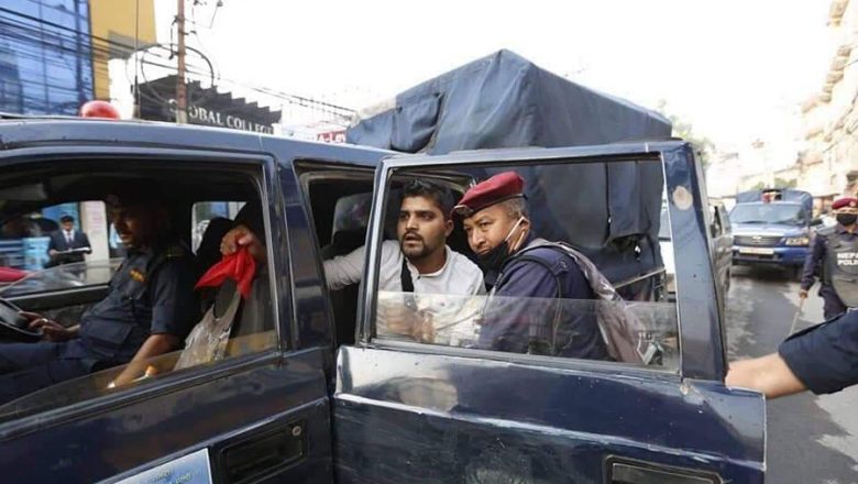 राष्ट्रपति र प्रधानमन्त्रीको तस्वीरमा गोबर पोतेको आरोपमा नेविसंघका नेता पक्राउ