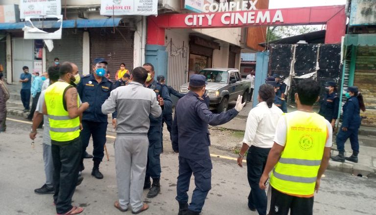 ‘पहुँचवाला’लाई मात्र कोरोना खोप दिएको भन्दै विराटनगरमा स्थानीयले गरे विरोध