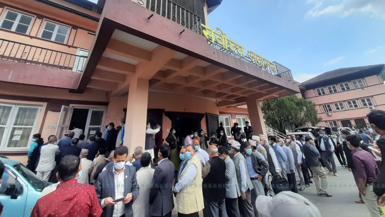 रिट निवेदनमा सनाखत गर्न १४६ सांसदको सर्वोच्चमा लाइन