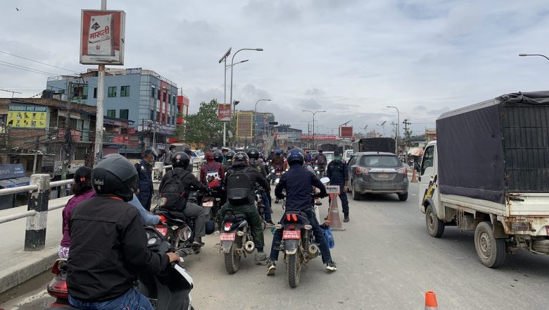 प्रशासनले खुकुलो बनायो काठमाडौंमा निषेधाज्ञा, प्रहरीले हटाएन सडक छेक्ने अवरोधक