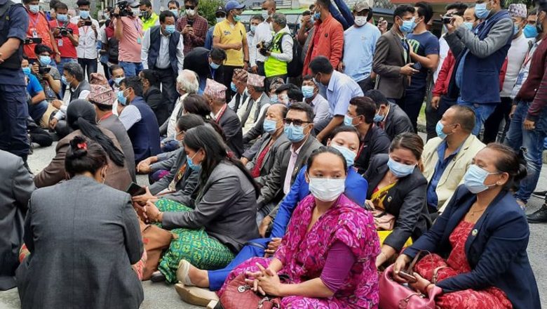 गण्डकी प्रदेशः विपक्षी गठबन्धनका ३१ जना सांसद प्रदेश प्रमुख निवास अगाडि धर्नामा