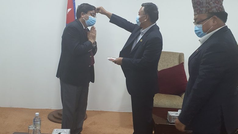 चार वर्षमा आठ पटक सरुवा भएर अवकाश पाएका सचिव मैनाली