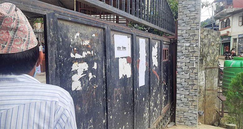 मेलम्चीमा राहत वितरणमा लफडा ! बाढीपीडित बसेको ठाउँमा प्रवेश निषेध