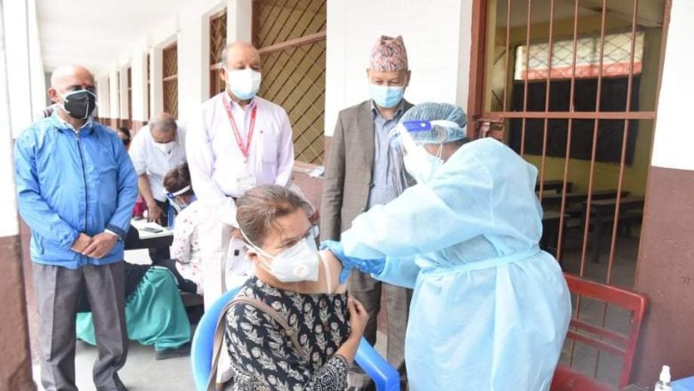 खोप कार्यक्रमको अनुगमनमा मेयर शाक्य, आफू अनुकूल केन्द्रमा खोप लगाउन आग्रह