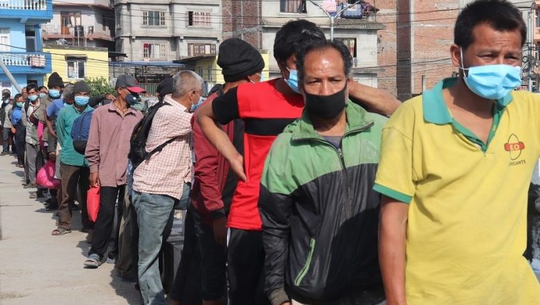 एक पोको भात लिन आउनेहरू