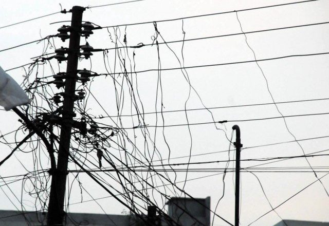 हुरीले पोल ढालेपछि कैलाली र कञ्चनपुरमा विद्युत सेवा अवरुद्ध