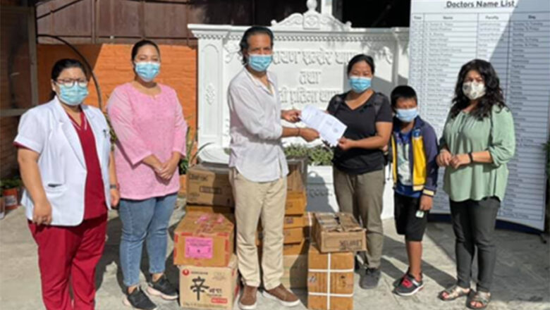 सिन्धुपाल्चोकका बाढी प्रभावितलाई स्वास्थ्य सामग्री वितरण