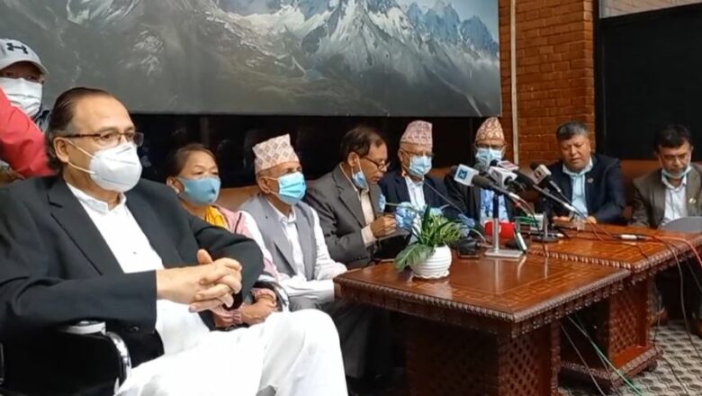 स्वदेश फर्किए झलनाथ खनाल, माधव नेपालसहित नेताले विमानस्थलमा गरे स्वागत