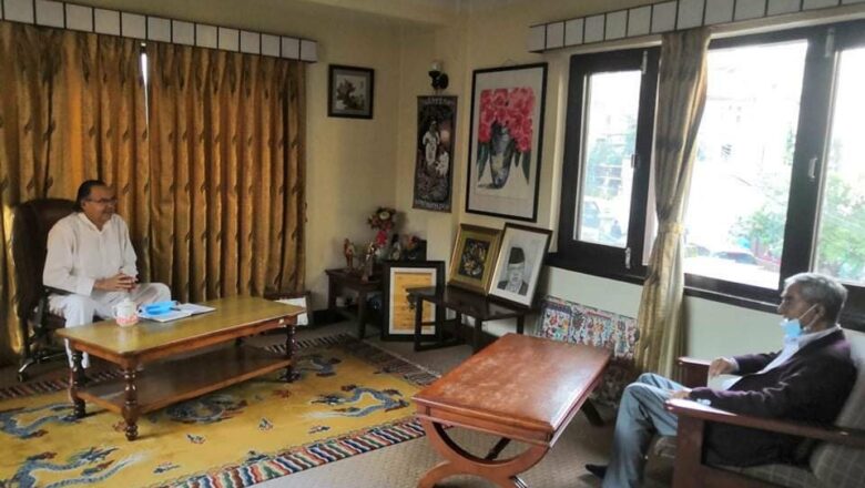 प्रधानमन्त्री देउवाले डल्लु पुगेर भेटे खनाललाई