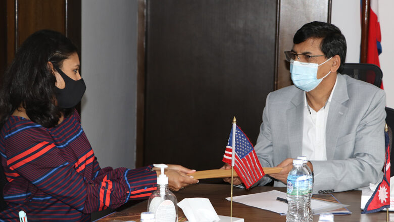 अर्थमन्त्री जनार्दन शर्मालाई भेटिन् एमसिसी उपाध्यक्ष सुमारले