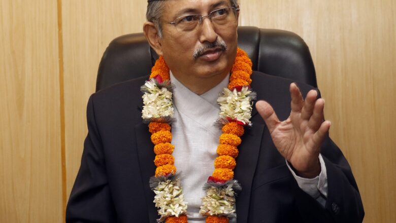 ‘जनताको सुख-शान्ति’का लागि भन्दै पशुपतिमा पूजा गर्न पुगे गृहमन्त्री खाण