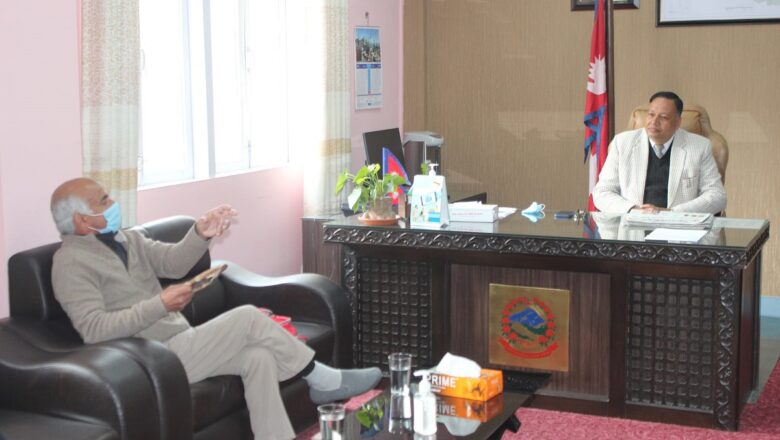 सिंहदरबारमा शिक्षा मन्त्री पौडेल र डा. केसीबीच कुराकानी