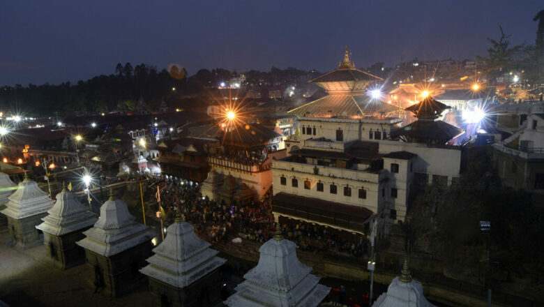 पशुपति क्षेत्रमा भगवान्को चित्र ‘पेन्टिङ’ गर्न मन्त्री आलेको निर्देशन