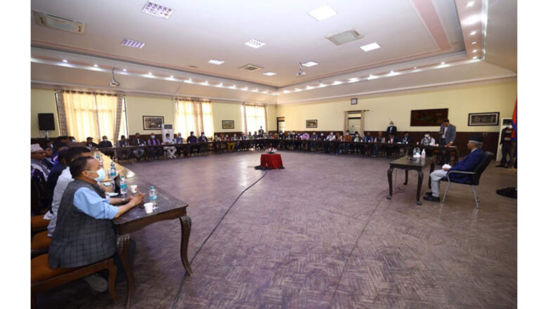 नुवाकोटका स्थानीयले भेटे प्रधानमन्त्री देउवालाई