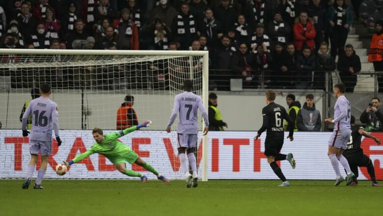 १० खेलाडीमा समेटिएको फ्रान्कफुर्टसँग बार्सिलोना बराबरीमा रोकियो