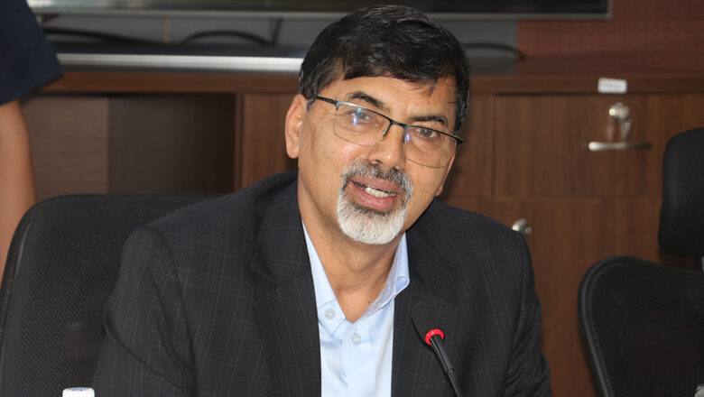 अर्थमन्त्री जनार्दन शर्माले पत्रकार सम्मेलन गर्दै