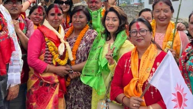 घरघरमा पुगेर एमाले उमेदवारलाई भोट माग्दै करिष्मा