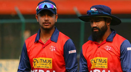 टस जितेर पहिले फिल्डिङ गर्दै नेपाल