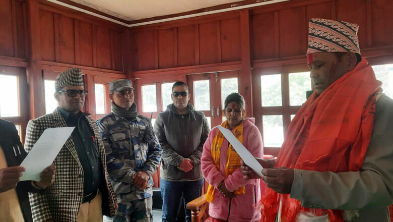 चंखेलीका नवनिर्वाचित अध्यक्षले हेलिकोप्टरमा सदरमुकाम पुगेर लिए शपथ