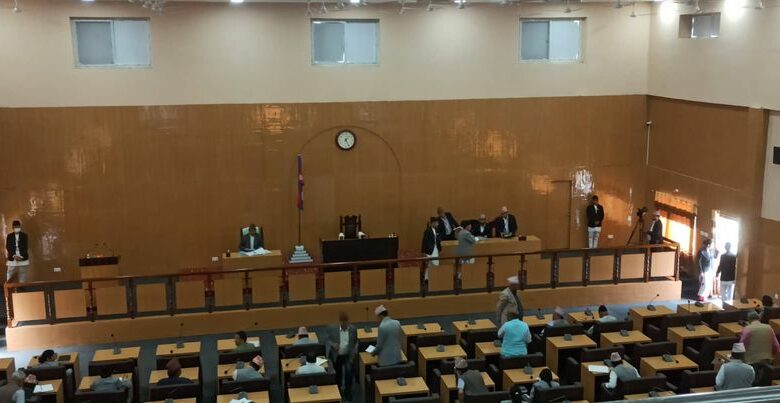 मुख्यमन्त्री राई र एमाले संसदीय दलका नेता आचार्यबीच सदनमा चर्काचर्की