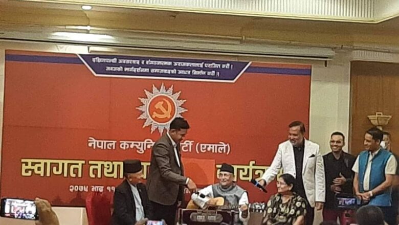 रात्रिभोजमा ओली : गिटार र हार्माेनियम बजाए, छमछमी नाचे