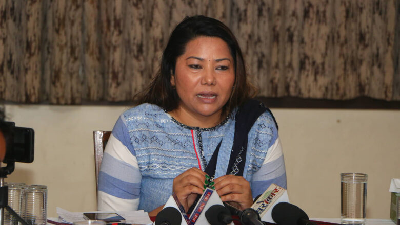 ठेकेदारसँग रामकुमारी झाँक्रीको गुनासो