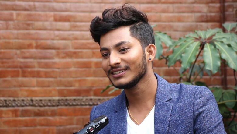 कापी च्यातेर बनाइएको चंगा र दक्षिणाको पैसाले गुच्चा खेल्दा