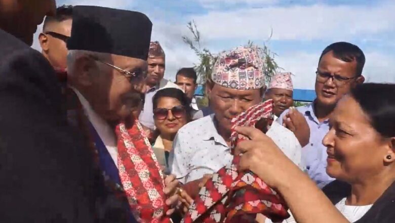 केपी ओली दसैँ मनाउन झापामा, बुवाको हातबाट टीका थाप्ने