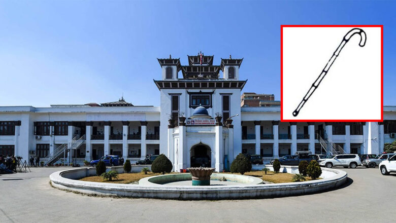 ‘लौरो’ देखाएर आफूलाई स्वतन्त्र बताउने उमेदवारलाई आयोगले सोध्यो २४ घण्टे स्पष्टीकरण