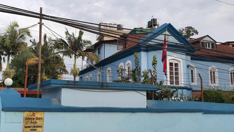 सभामुखले छाडे, निवासको राष्ट्रिय झण्डा हटाइएन !