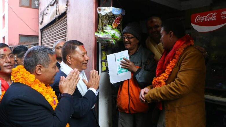 तस्बिरमा काठमाडाैं-१ का उमेदवार प्रकाशमान सिंहकाे घरदैलाे अभियान