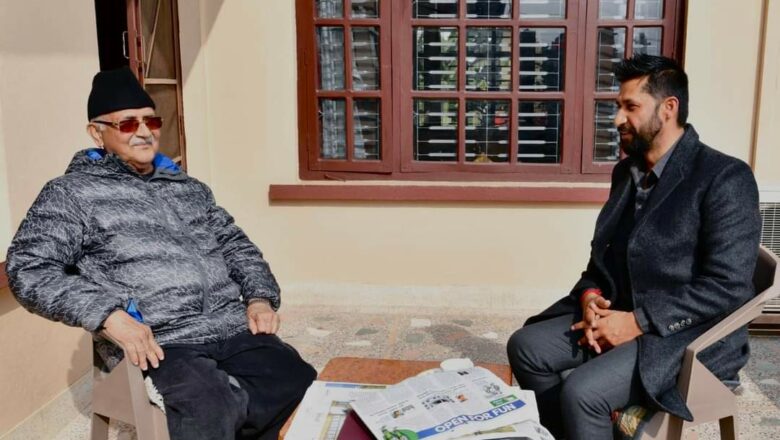 <strong>बालुवाटारमा प्रचण्डलाई भेटेर ओलीलाई भेट्न बालकोट पुगे गृहमन्त्री रवि</strong>