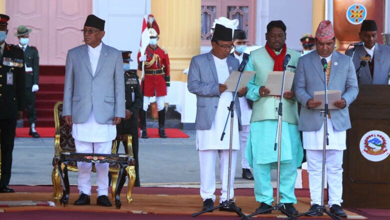 <strong>तीनजनाले लिए बिनाविभागीय मन्त्रीको शपथ </strong>