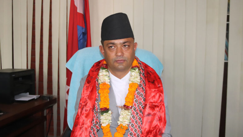 सबै नेपालीमा स्वास्थ्य सेवाको पहुँच सुनिश्चित गर्नेछौँः स्वास्थ्यमन्त्री गिरी